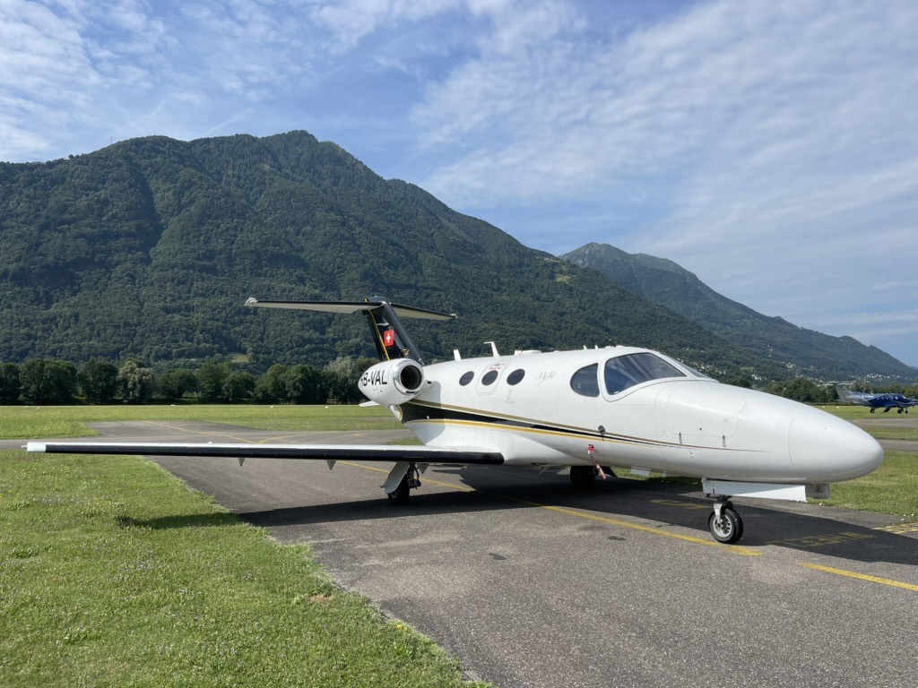 Cessna Citation Mustang HB-VAL auf dem Vorfeld in Locarno (LSZL)